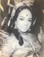 teressa-in1972-bandhe-haath