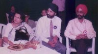 Sudha Malhotra, Sandhu, Hamraaz. Hamraaz's wife, son and daughter are in the background.
